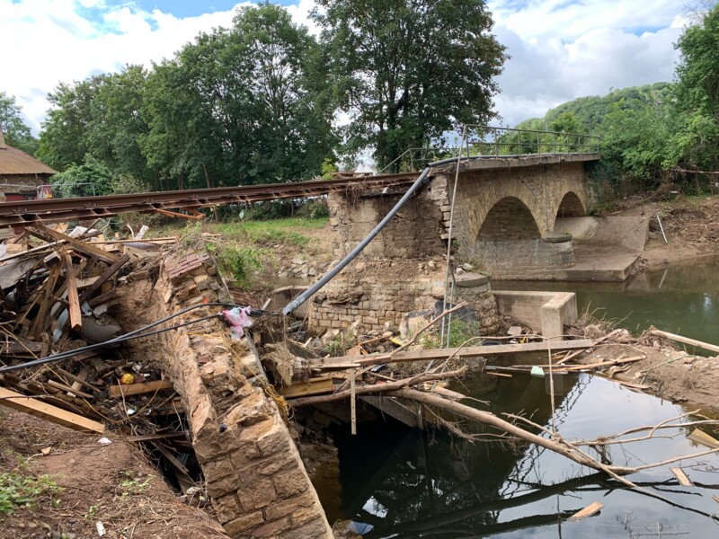 Stark beschädigte Bahnbrücke