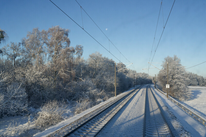 Elektrifizierte Bahnstrecke im Winter
